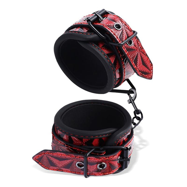 INTOYOU Adjustable Padded Handcuffs Diamond Vegan Leather - Lovebunny.se